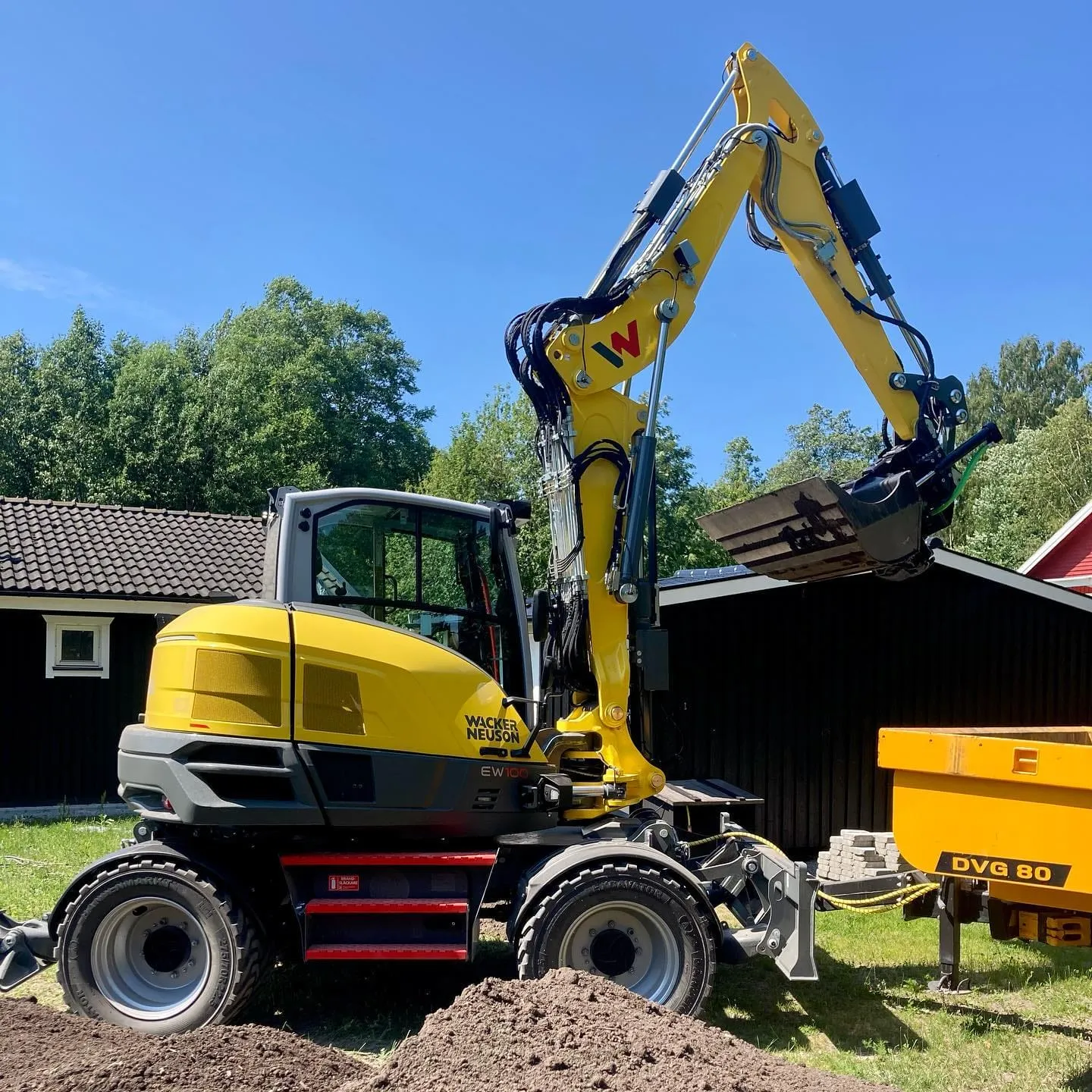 Grävmaskin vid villatomt