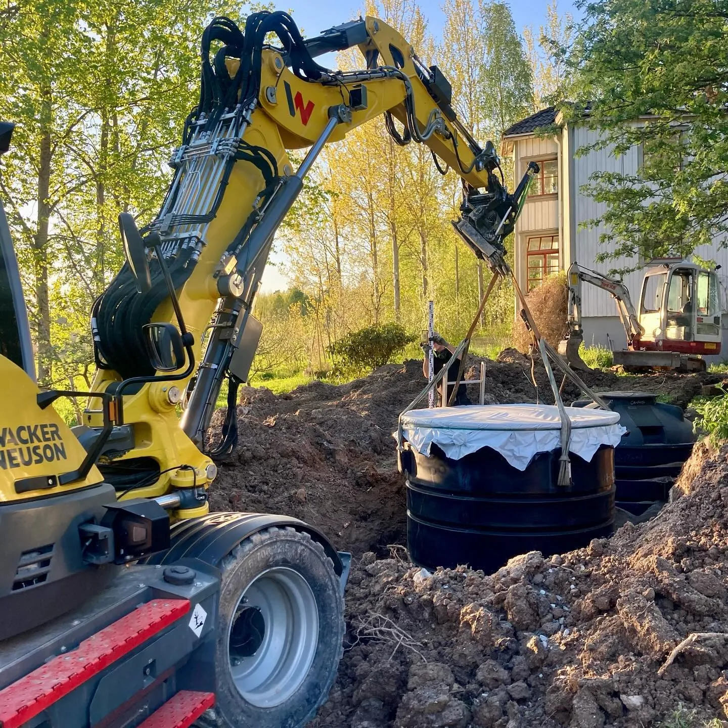 Grävmaskin vid villatomt i Örebro
