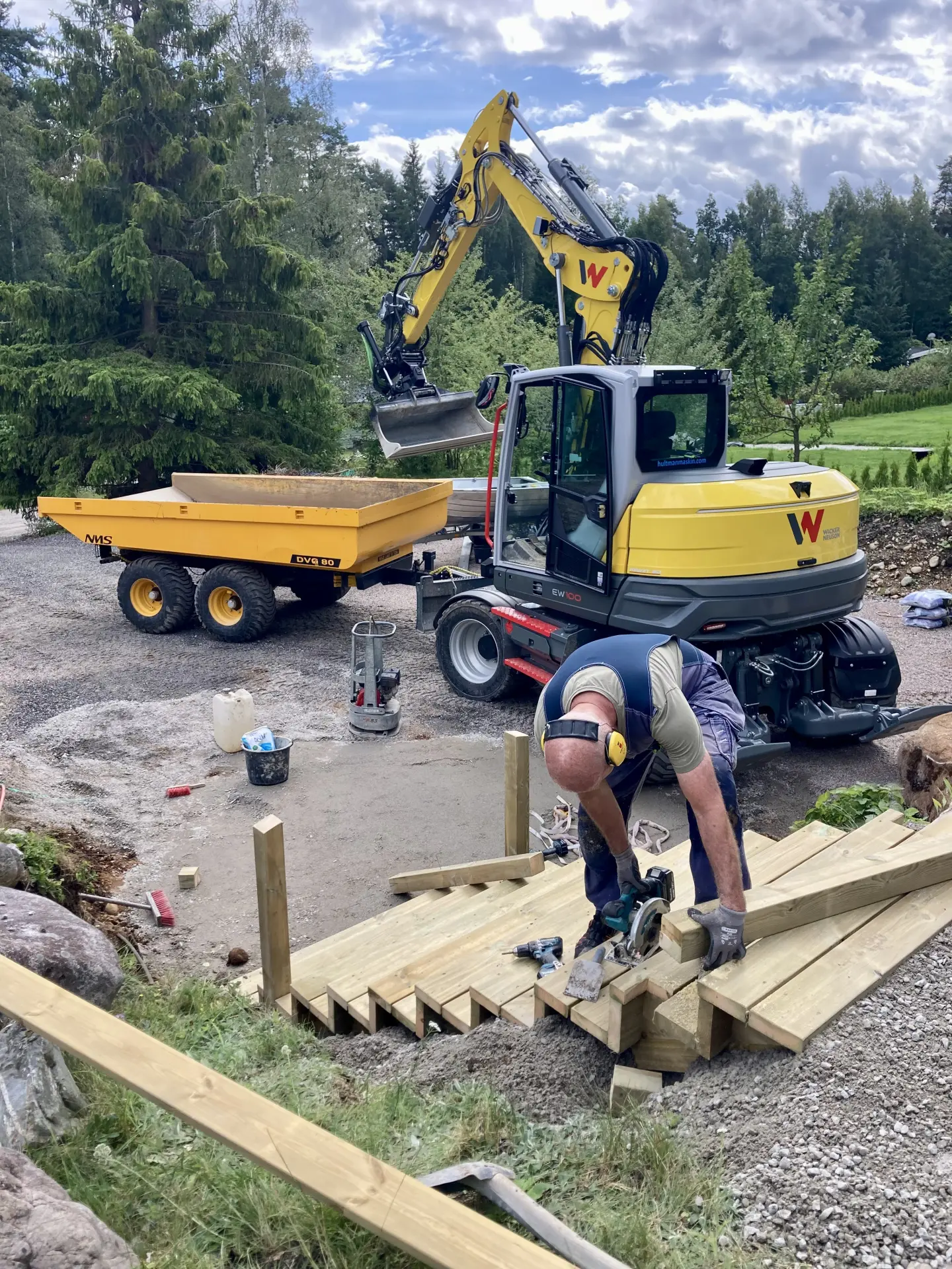 Grävmaskin vid markarbete